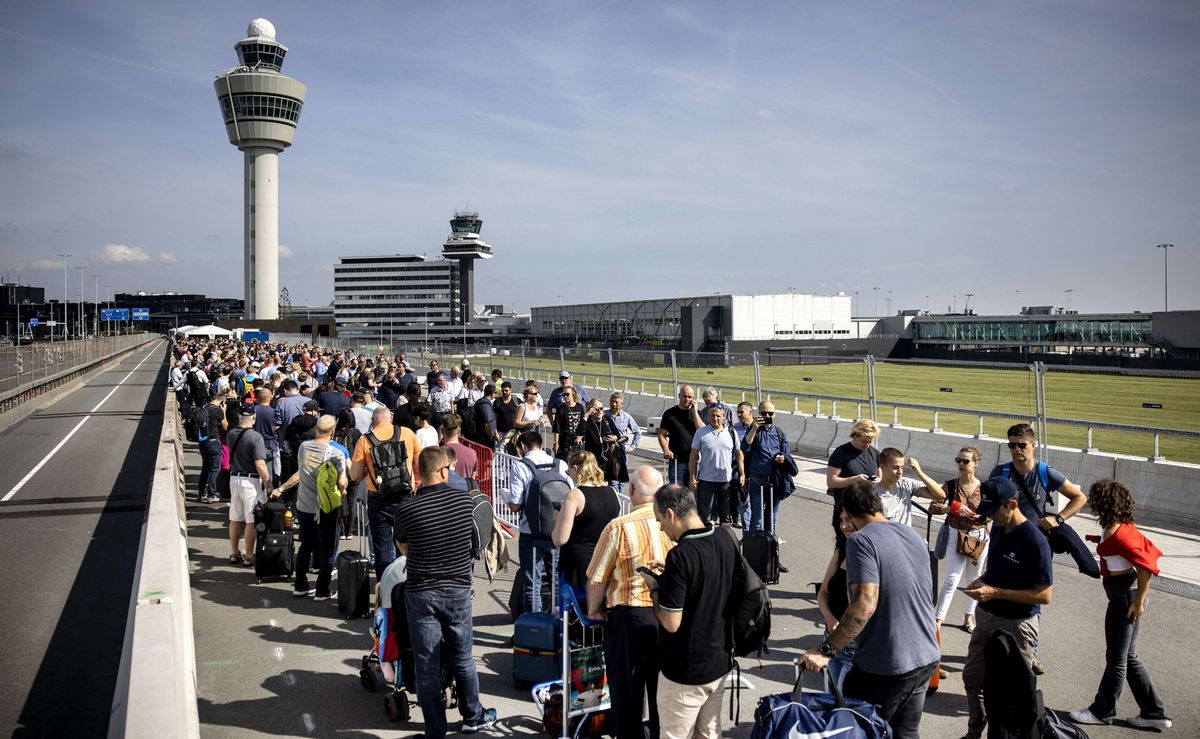 Amsterdam Airport to Cap Passenger Numbers Once Again Amid Staff Shortage