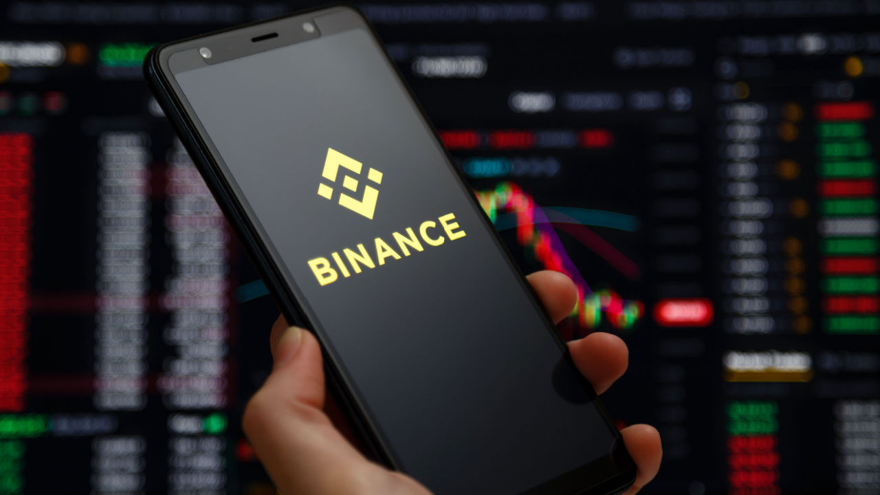 Binance Bans Russians From P2P Transactions With Dollars and Euros